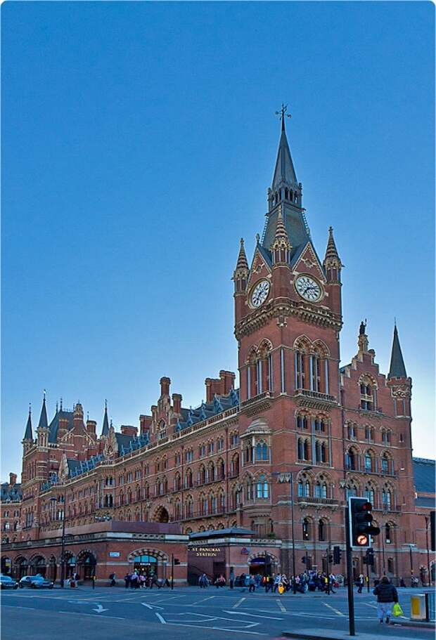 Монументальное викторианское здание вокзала Saint Pancras (Англия).