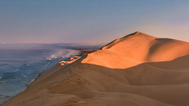 Дюны пустыни Намиб встречают волны Атлантического океана