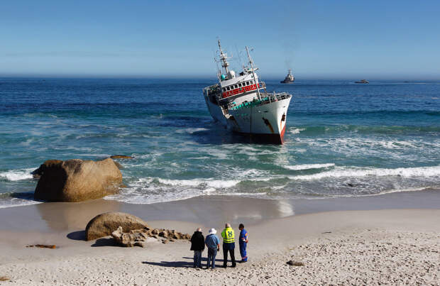 Промысловое судно, севшее на мель на одном из пляжей Кейптауна