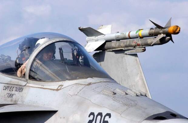 Ракета AIM-9 Sidewinder установлена на истребителе F/A-18E Super Hornet