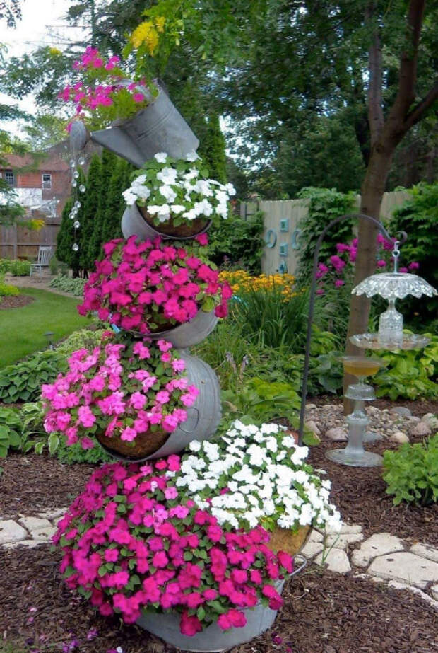 Высокий цветочный фонтан. | Фото: Pinterest. Высокий цветочный фонтан. | Фото: Pinterest.