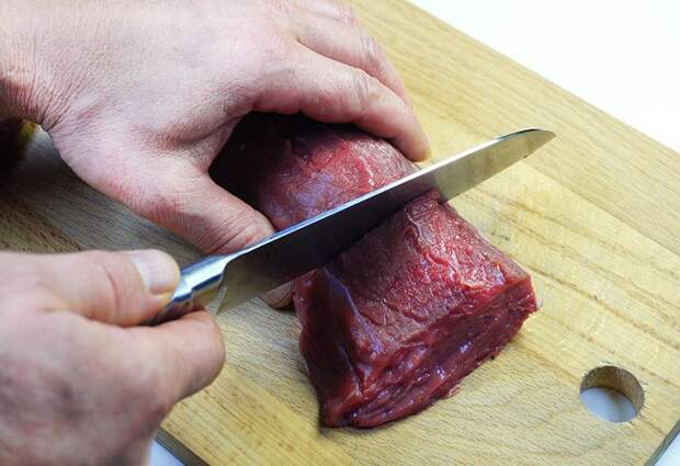 нарезка говяжьей вырезки для филе-миньона на порционные куски