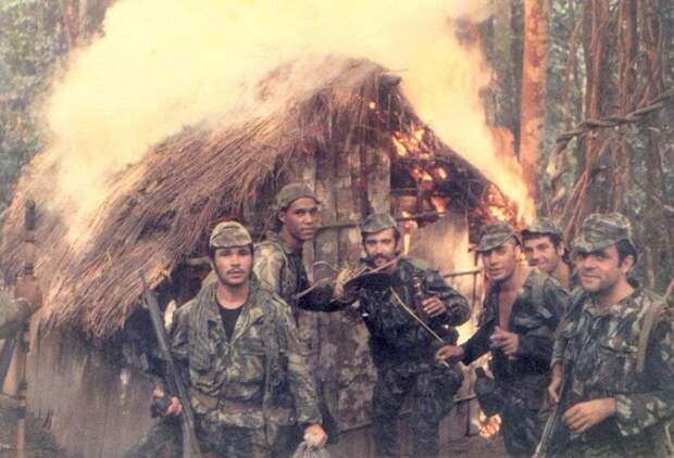 Португальские солдаты сжигают хижину, принадлежащую партизанам во время португальской колониальной войны. Ангола, 1973 год.