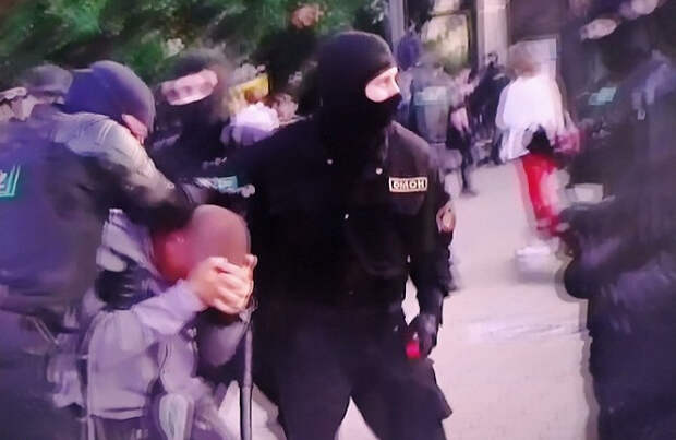 Белорусские силовики пожаловались на травмы из-за протестов