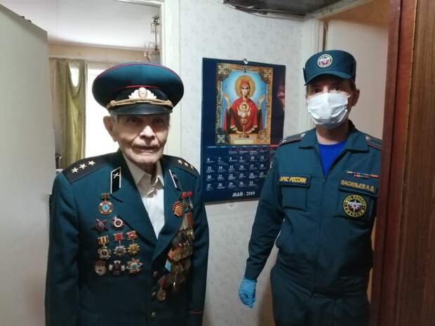 Сотрудники МЧС поздравили Семена Бацева с Днем Победы alt