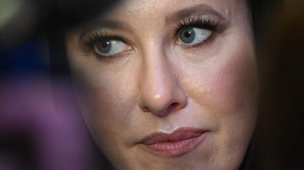 Комик Сатир заявил, что не целует каблук Собчак из-за уважения к Богомолову