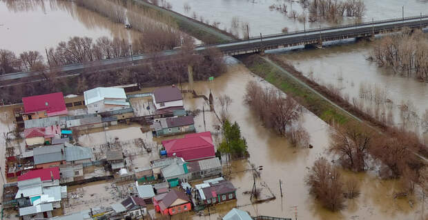 Путин заявил о наиболее сложной ситуации с паводками в Оренбуржье