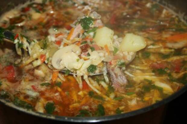 Щи с копчеными ребрами