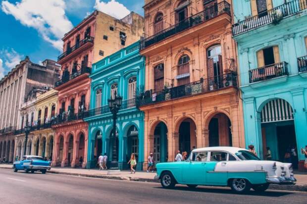 Красочные дома на бульваре Прадо (La Habana Vieja, Куба). | Фото: passporterapp.com.