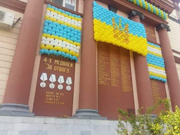 К приезду Порошенко в Одессе замаскировали Стену Героев К приезду Порошенко в Одессе замаскировали Стену Героев