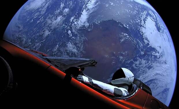 35. Родстер Tesla, запущенный с космической ракеты SpaceX Falcon Heavy, с водителем по имени Starman, направляется к Марсу. 8 февраля 2018, 2018 год, Buzzfeed, лучшие снимки, лучшие фото года, лучшие фотографии, фотографии, фотографии года