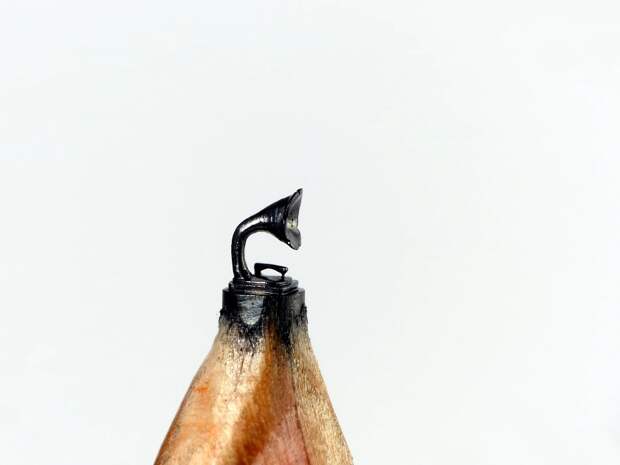 Художник превращает карандашный грифель в миниатюрные произведения искусства