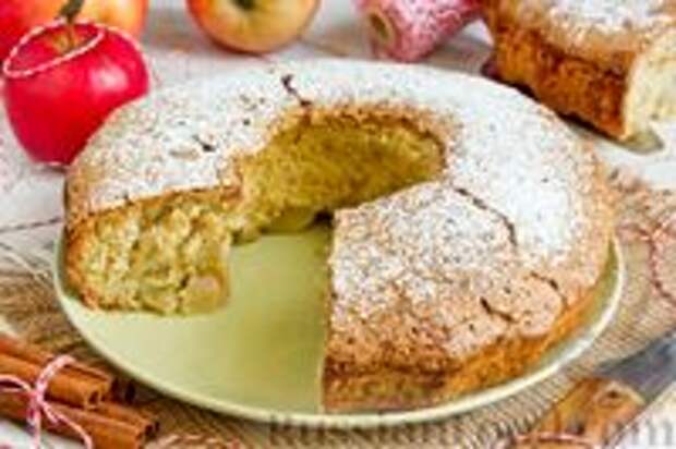Фото к рецепту: Шарлотка с яблоками и корицей