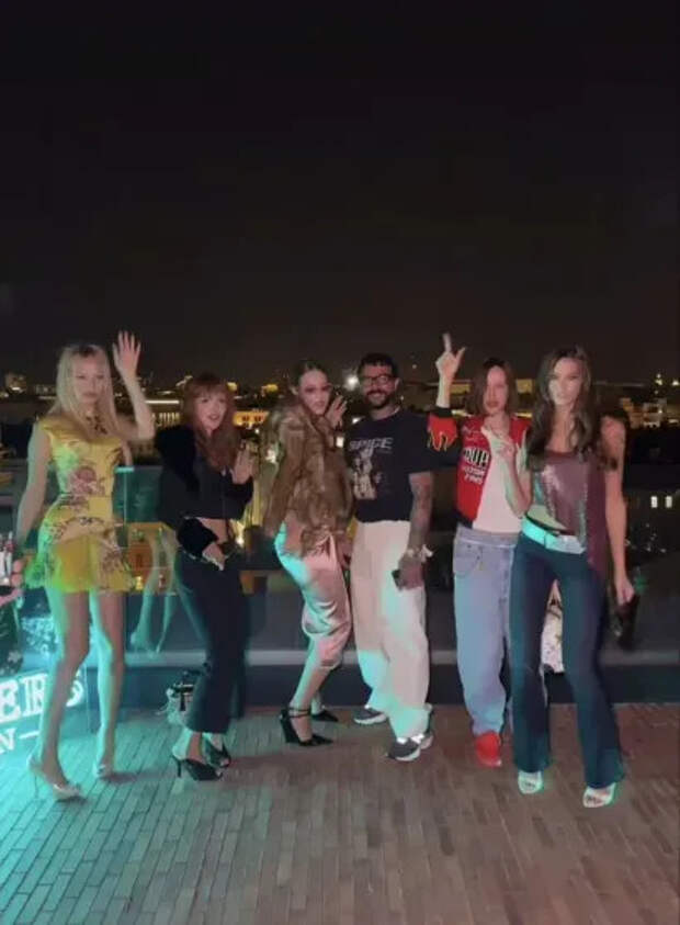 Елизавета Базыкина, Дина Саева, Ксения Собчак, Тимати, Валентина Иванова с гостьей