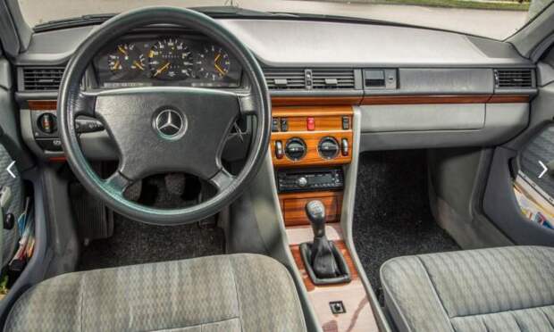 Прекрасно сохранившийся салон Mercedes-Benz E-Class W124.