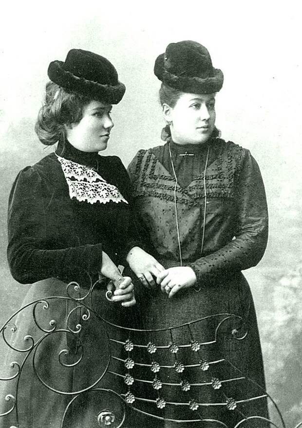 Жена М. Дмитриева (справа) история, россия, старые фотографии
