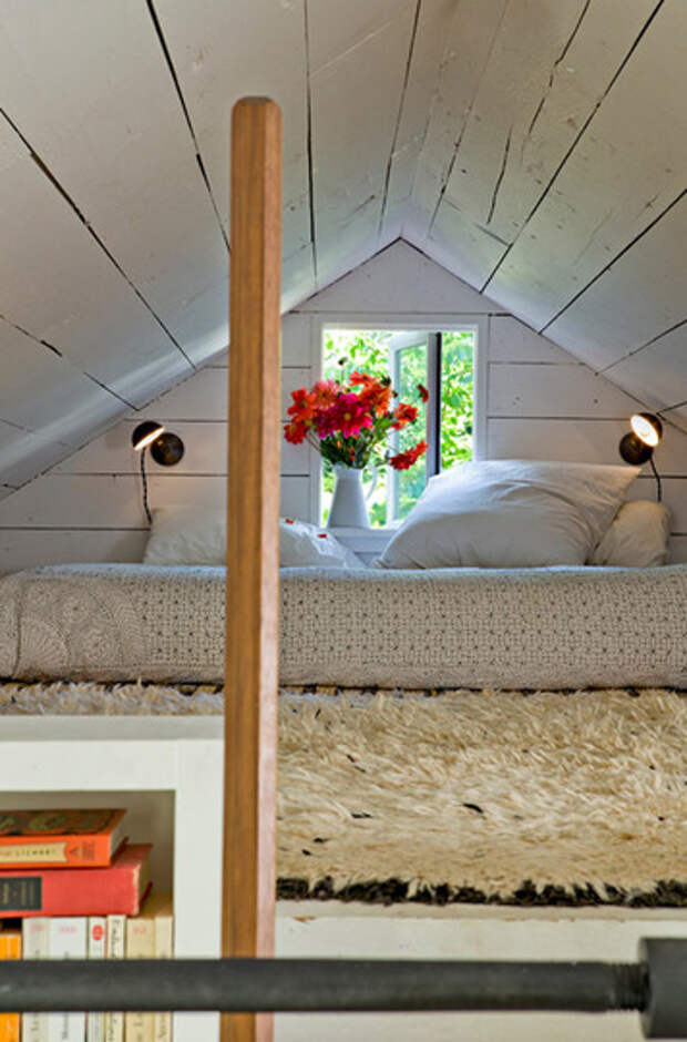 Идея для маленькой спальни: кровать чердак 