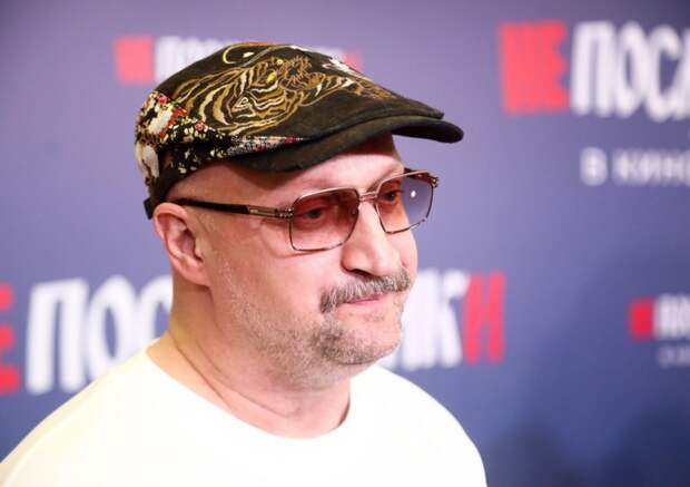 Российский актер рассказал, зачем носит кепку