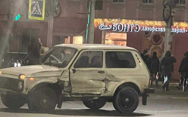 В Рязани на площади Ленина столкнулись два автомобиля