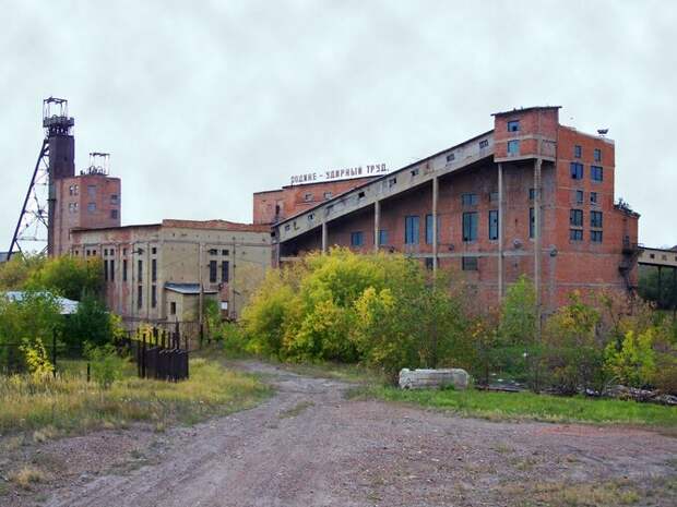 Шахта «Комсомольская» была построена в Воркуте в 1976 году. Это комплекс шахтных полей (17, 18 и 25), объединенных в единое целое. Шахта используется для добычи угля и сейчас работает на глубинах порядка 1100 метров.