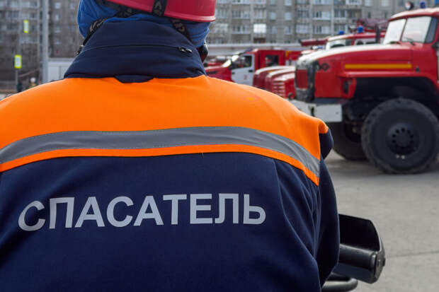 В Красноярском крае мужчина сорвался со скалы и разбил голову