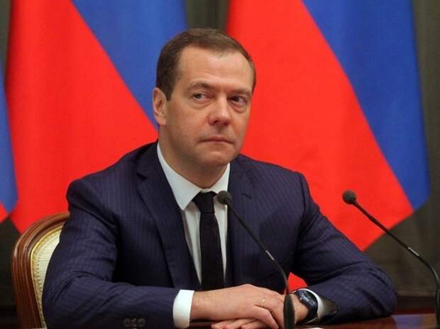 Медведев напомнил о необходимости обсудить четырехдневную рабочую неделю