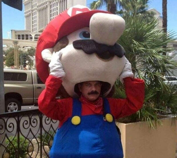 Супер Марио под костюмом Супер Марио.