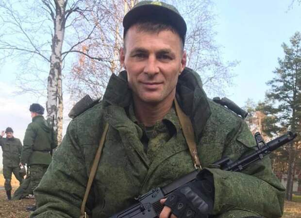 В одиночку разбил взвод врагов, взял часть в плен, а остальных пустил в бегство: как обычный 47-летний сержант умудрился это сделать