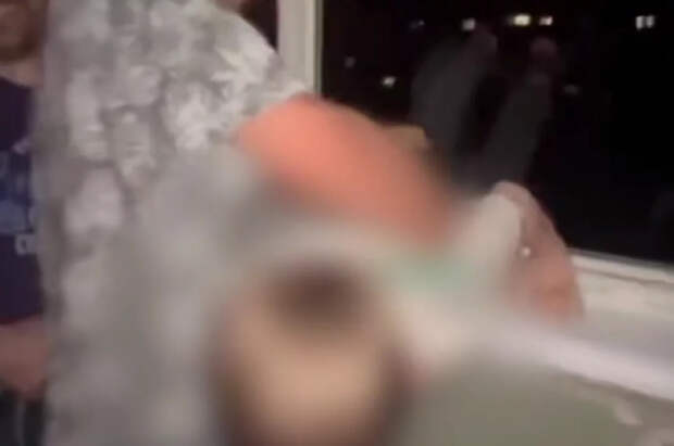 Воронежец устроил сыну «аттракцион», спустив его на веревке с 7-го этажа