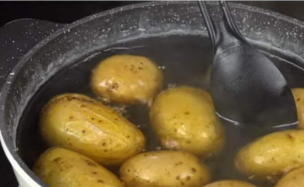 Картофель варится в соленой воде.
