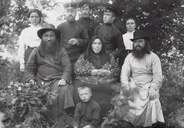 Династия священников Авроровых, 19 век. Это те двое бородатых мужчин в шляпах и халатах (в нашем представлении) монгольского типа