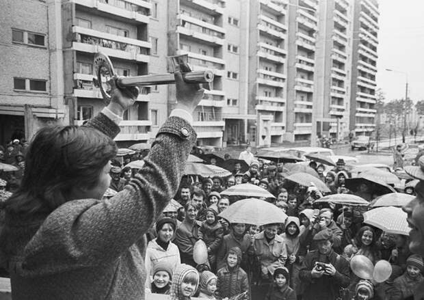 Открытие нового кооперативного дома в 1980-е. /Фото: realty.rbc.ru.