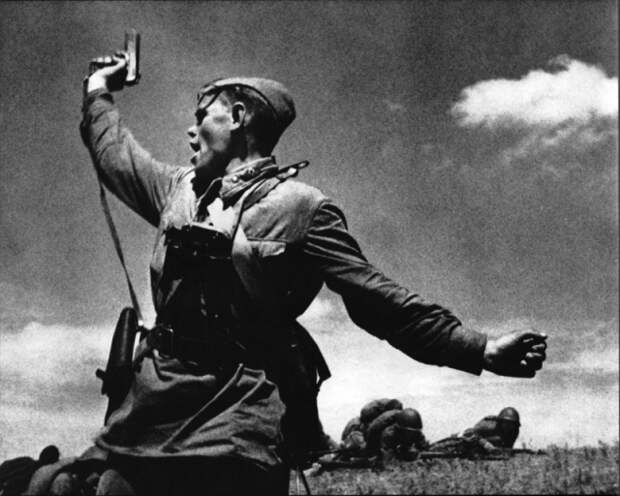 Советский Комбат Алексей Кравченко поднимая бойцов в атаку. 1942
