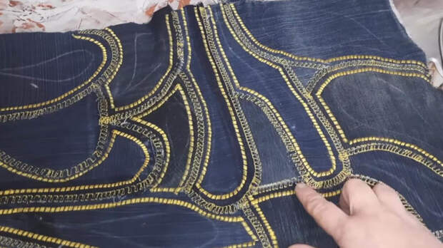 Остатки джинсов от предыдущих работ рукодельница бережливо собирала и сшила для себя чудесную, красивую вещицу