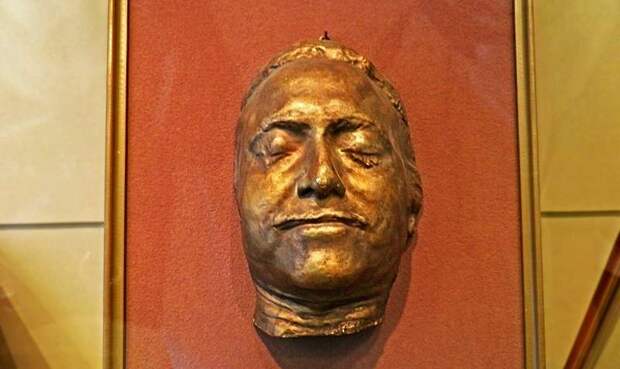 Посмертная маска самого Петра Первого стала экспонатом Кабинета Рюйша