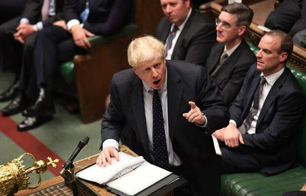 Борис Джонсон трясёт пальчиком в парламенте. Фото: 123ru.net 