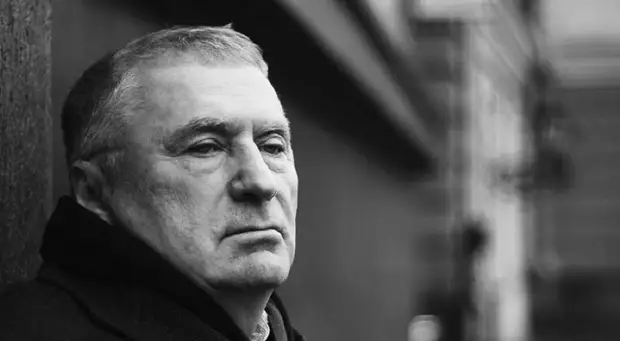 Залпы, чиновники и запрет на вход. Первые кадры с похорон Владимира Жириновского на Новодевичьем кладбище