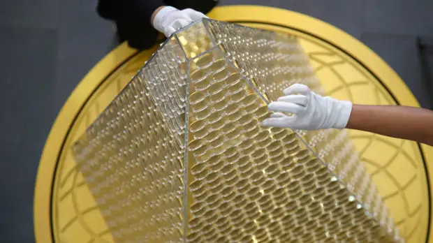 В Мюнхене установили рождественскую ёлку из золотых монет