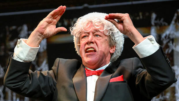 Лысый и в трусах: Михаил Ефремов вернулся на сцену после тюремного заключения