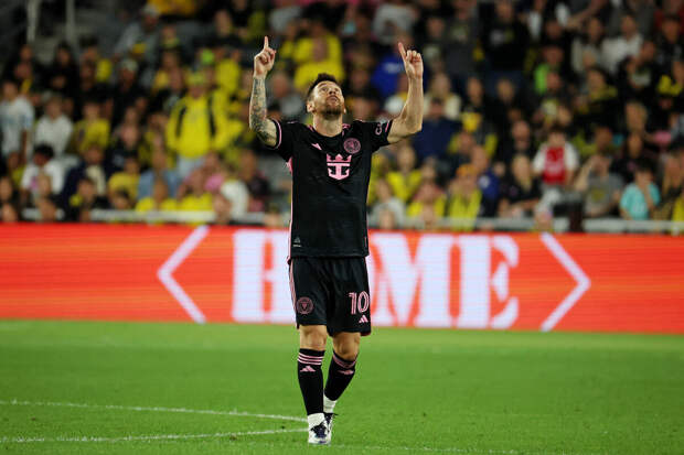 Бывший президент "Барселоны" Бартомеу: клуб мог продлить контракт с Месси