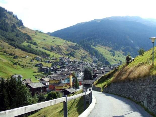 Чтобы стать жителем деревни, надо выполнить ряд условий (Альбинен, Швейцария). | Фото: liveinternet.ru.