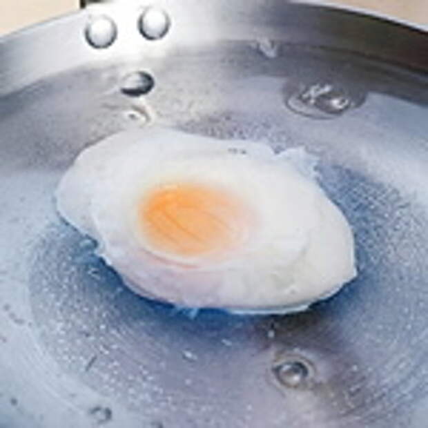 Яйцо на воде в сковороде. Яйцо пашот в половнике. Яйца пашот сваренные без скорлупы. Яйцо пашот на сковороде с водой. Яйцо пашот в скорлупе.