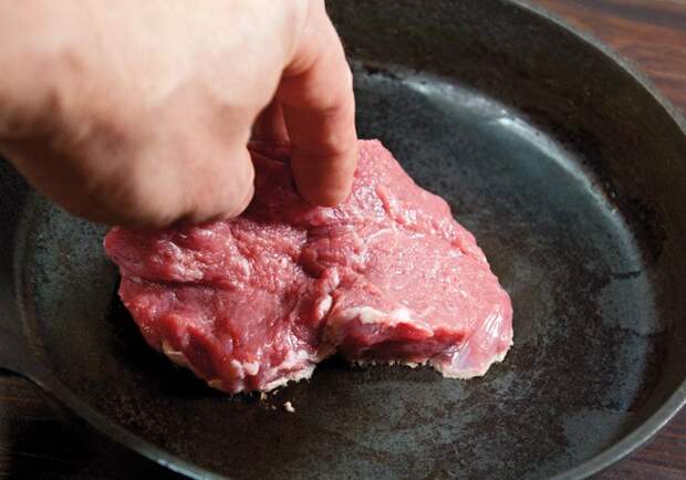 укладка говяжьей мякоти для бифштекса без крови на сковороду