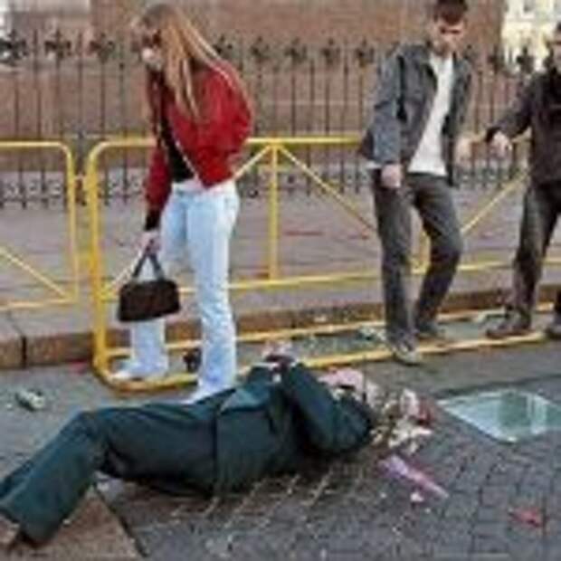 Старик лежал в крови, но люди глядя не него просто проходили мимо. Девушка остановила автобус и бросилась на помощь Ветерану…