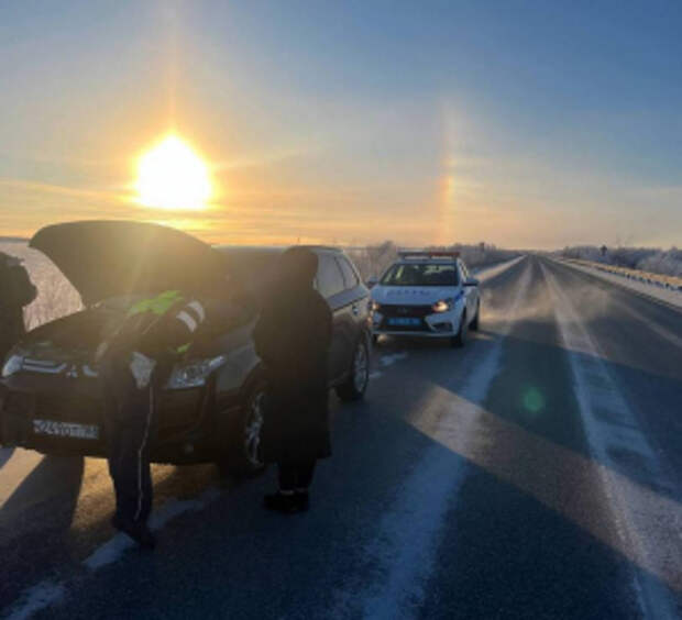 В Ханты-Мансийске сотрудники Госавтоинспекции пришли на помощь женщине, спешившей на встречу с сестрой и новорожденным племянником