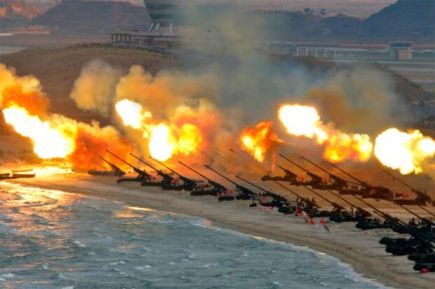Залповый огонь северокорейской дальнобойной самоходной артиллерии