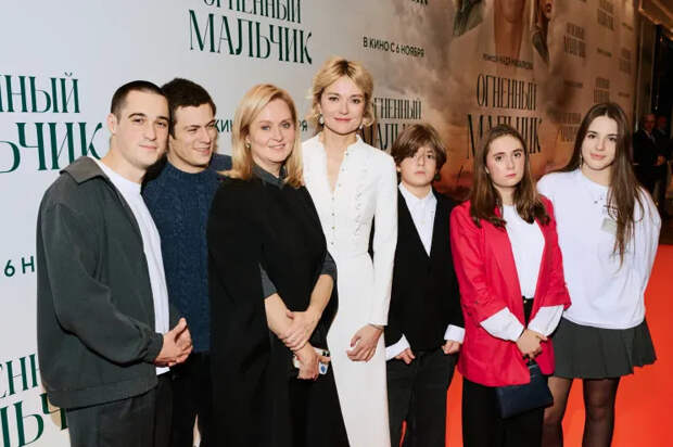 Анна и Надежда Михалковы с детьми