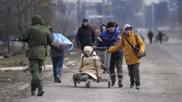 Корреспондент «Известий» показал разрушенное после боев депо Попасной