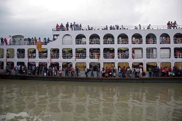 Так выглядит общественный транспорт в Бангладеш во время сезонной миграции бангладеш, в мире, люди, миграция, транспорт