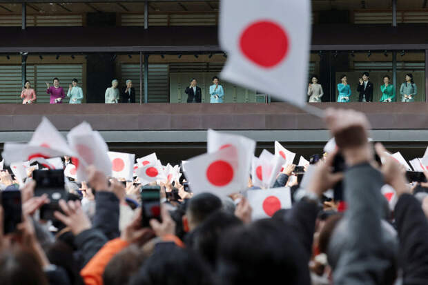 TBS: японец обнажился на площади у дворца во время обращения императора